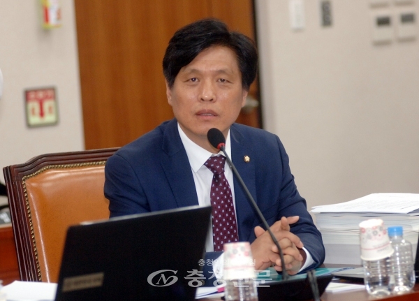 조승래 의원(더불어민주당, 대전 유성갑)이 국회 교육위원회에서 열린 국정감사에서 질의를 하고 있다.