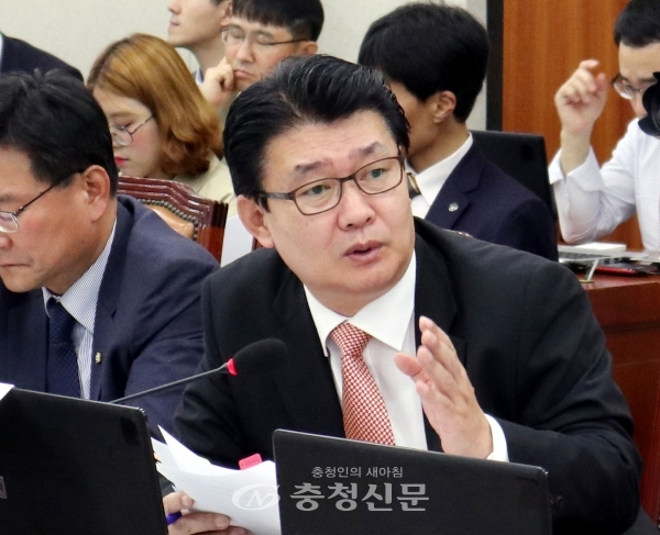 정용기 의원(자유한국당, 대전 대덕)이 국회 과학기술방송통신위원회에서 열린 국정감사에서 질의를 하고 있다.