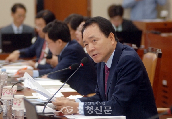 성일종 의원(자유한국당, 서산 태안)이 국회 정무위원회에서 열린 국정감사에서 질의를 하고 있다.