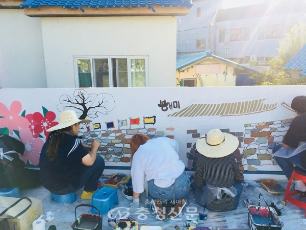 지난달 29일 서산해미읍성 앞 벽화 작업 중인 모습