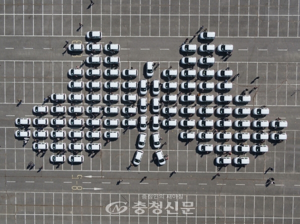 KT&G복지재단은 12일 과천 서울대공원에서 전국 사회복지기관 관계자 200여명이 참석한 가운데 ‘2018 KT&G복지재단 사회복지기관 차량 전달식’을 가졌다.