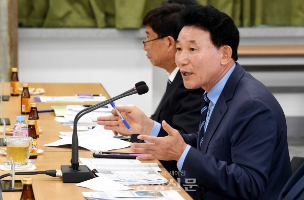 지난 12일 박용갑 중구청장이 청사 대회의실에서 열린 주민참여예산 토론회 중 발언을 하고 있다.