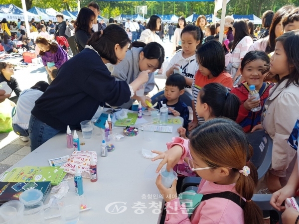 지난 13일 대전 동구가 가오중학교 운동장에서 제3회 비학산알바위축제를 성황리에 열었다. 사진은 참가자들이 슬라임 만들기를 하고 있다.