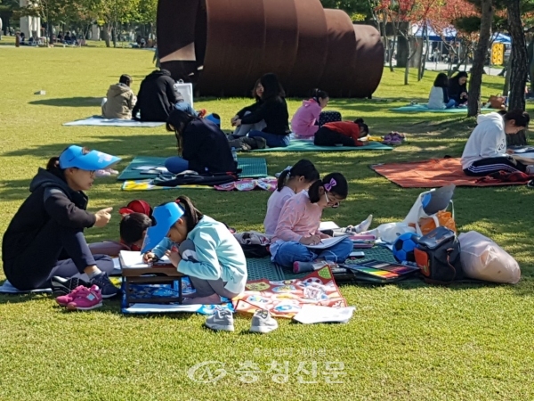 지난 13일 대전시가 이응노 미술관 앞 잔디광장에서 '먼저가슈 교통문화운동 2018 그림그리기·글짓기 대회'를 하고 있다.