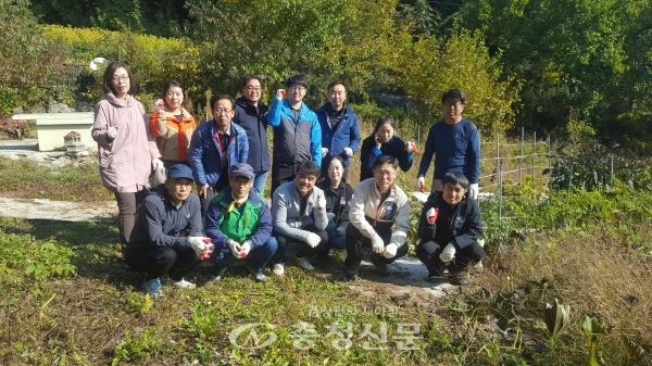 충북도 북부출장소 직원들이 봉사활동 전개 후 기념촬영을 했다.