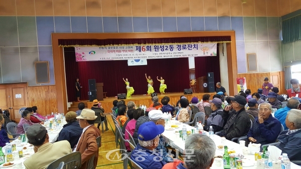 천안시 원성2동이 지난 13일 천안여자중학교 천향관 강당에서 어르신 300여명을 모시고 제6회 원성2동 경로잔치를 개최했다.
