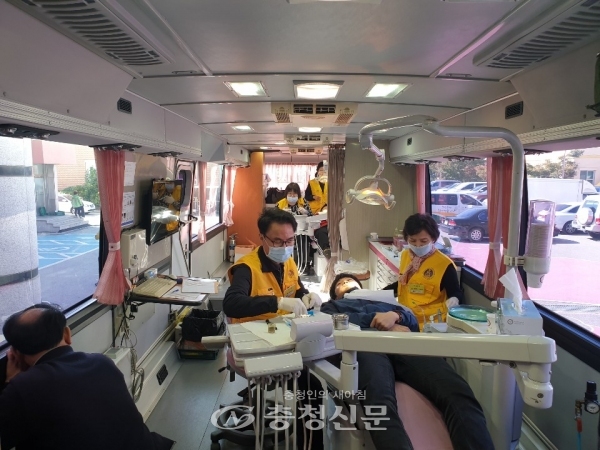 천주교 서울의료봉사단이 보은노인장애인 복지관에서 의료봉사를 펼치고있다,