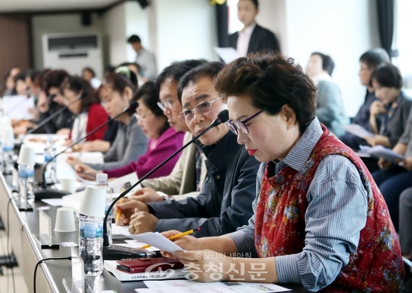 15일 대전 서구가 구청 대회의실에서 주민참여예산위원회를 열고 내년도 주민참여 예산 심사를 하고 있다.
