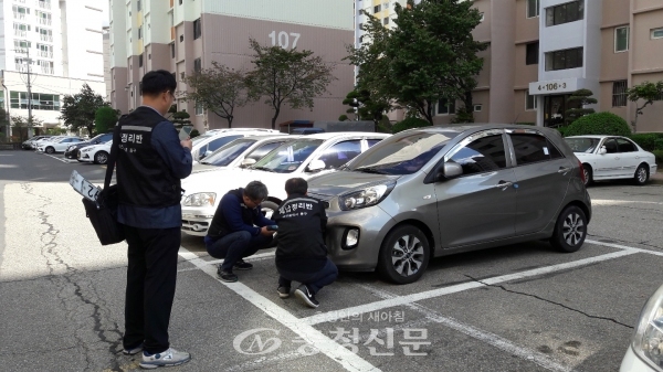 16일 대전 동구 특별영치반이 자동차세가 체납된 차량의 번호판을 영치하고 있다.