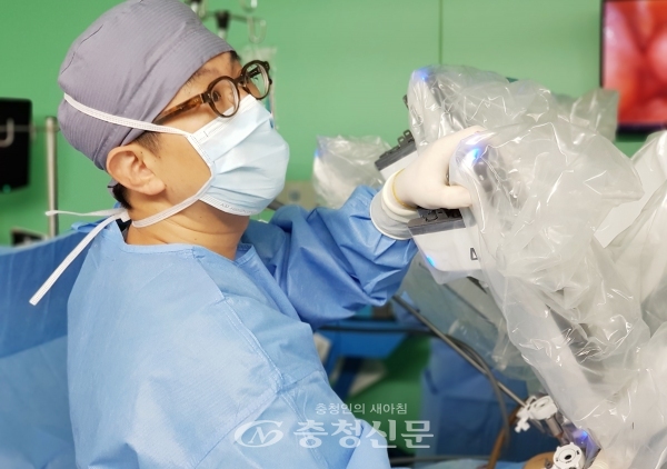 김철중 교수 로봇수술 장면.