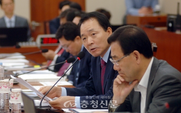 성일종 의원(자유한국당,서산 태안)이 국회 정무위에서 열린 국정감사에서 질의를 하고 있다.(사진= 최병준 기자)