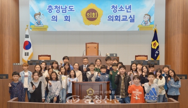 충남도의회는 17일 아산 탕정미래초등학교 학생회임원 30명을 대상으로 청소년 의회교실을 개최했다.