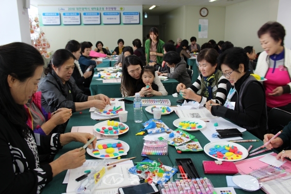 대전시새마을부녀회가 대전시새마을회관 회의실에서 2018년 양성평등 기금 지원사업인 내리사랑 손주사랑 교실을 열었다. 사진은 참석한 조부모들이 아이클레이를 만들고 있다.
