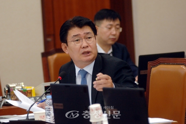 정용기 의원(자유한국당, 대전 대덕)이 국정감사에서 질의를 하고 있다./서울 최병준 기자