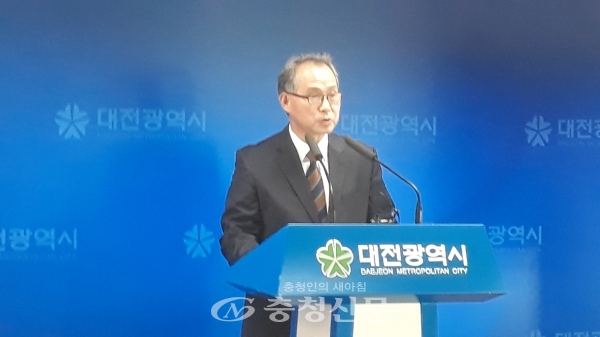 19일 월평공원공론화위원회 김영호 위원장이 시청 브리핑룸에서 기자회견을 하고 있다.