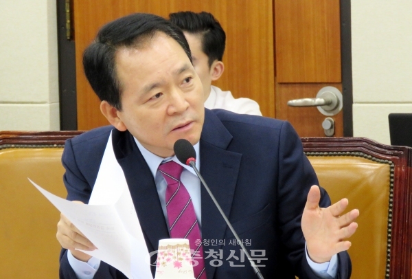 성일종 의원(자유한국당, 서산 태안)이 국정감사에서 질의를 하고 있다. 사진=서울/최병준 기자