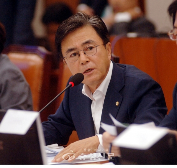 김태흠 의원(자유한국당, 보령 서천)이 국정감사에서 잘의를 하고 있다. 사진=서울/최병준 기자