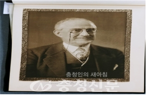 앨범 속의 조지 셔넌 맥큔(한국명 윤산온) 숭실학교 교장 사진