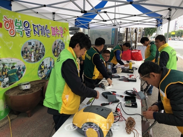 23일 전기전자제품 수리봉사팀이 중구 석교동 주민센터 앞에서 저소득 가정을 대상으로 무료수리 봉사활동을 하고있다.