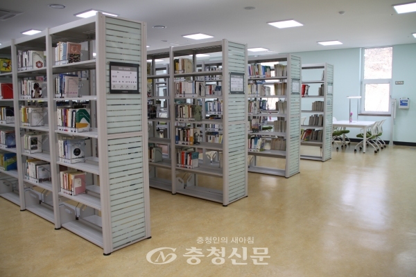 중앙도서관 3층 종합자료실 모습(사진제공=아산시)