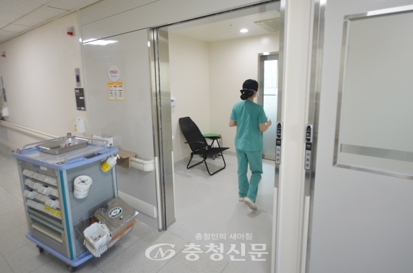 간호사가 음압격리병실에 들어가는 모습.