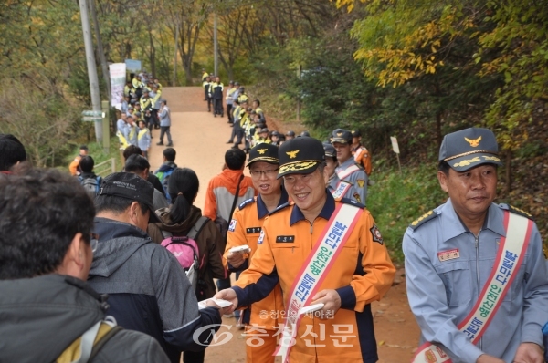 28일 대전 동부소방서가 대덕구 장동 산림욕장 일원에서 가을철 산불조심 및 산악사고 예방 캠페인을 하고 있다.