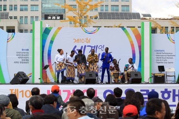 지난 27일 대전시가 제10회 세계인 어울림 한마당 축제를 하고 있다. 사진은 외국인 주민의 노래공연.