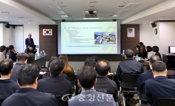31일 대전 서구가 구청 대회의실에서 직원 및 학습동아리 회원 약 100여 명이 참석한 가운데 2018년 열린 혁신 학습동아리 성과 발표회를 하고 있다.