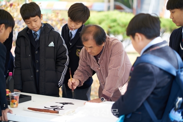 학생들 앞에서 서예를 보이는 김태용 교사. 사진=괴산증평교육지원청 제공