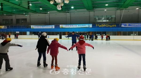 4일 대한빙상경기연맹이 대전 남선공원체육관 빙상장에서 행복나눔 빙상캠프를 하고 있다.