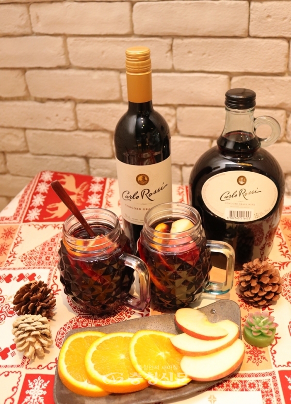 롯데주류가 평년보다 일찍 찾아온 겨울 추위를 맞아 따뜻하게 데워 마시는 ‘뱅쇼’에 적합한 와인으로 ‘칼로로시(CarloRossi)’를 추천한다.