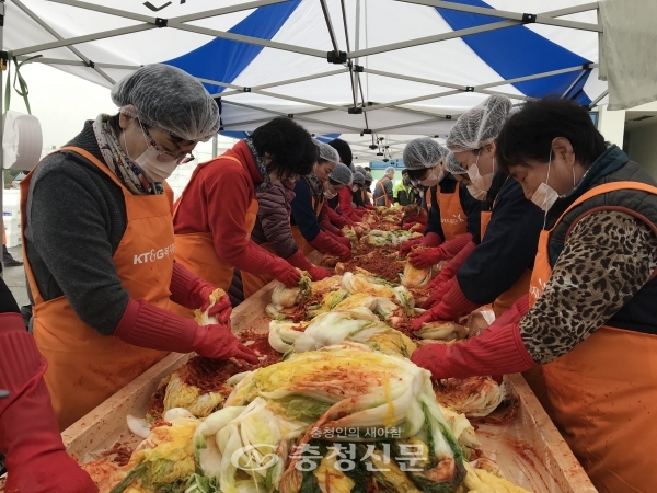 천안시복지재단과 KT&G 천안공장이 7일 겨울을 앞두고 소외된 이웃을 위한 ‘사랑의 김장나누기’ 행사를 진행했다.