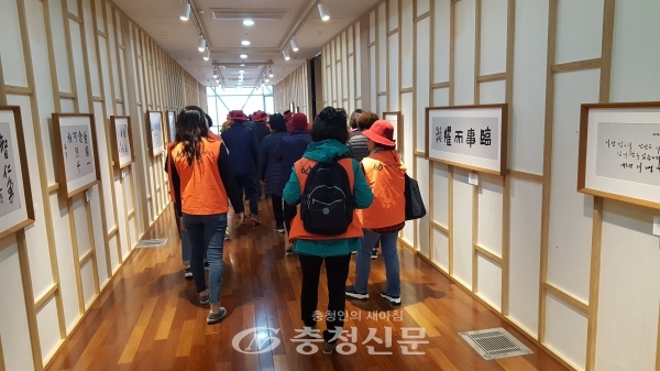 8일 대전 유성구 보건소가 치매환자와 가족이 함께 아산으로 2018년 힐링프로그램 '가을을 찾아 떠나는 행복여행'을 하고 있다.