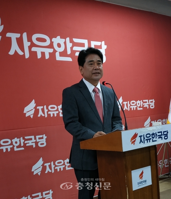 8일 육동일 위원장이 한국당 대전당사에서 기자들과 간담회를 하고있다.