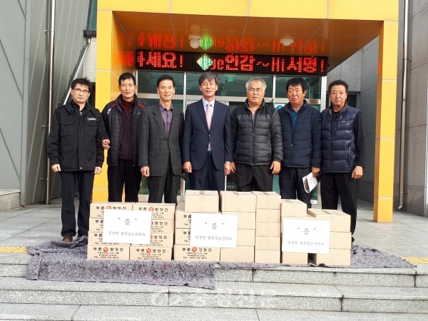 충주시 앙성면쌀전업농연합회가 9일 앙성면사무소 앞 광장에서 100여 박스(쌀 160kg)의 가래떡 나눔 행사를 가졌다.
