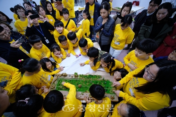 행복도시건설청과 한국토지주택공사(이하 LH)가 지난 11일 행복도시 어린이놀이터 시범사업지에서'어린이디자이너 캠프'를 개최했다.