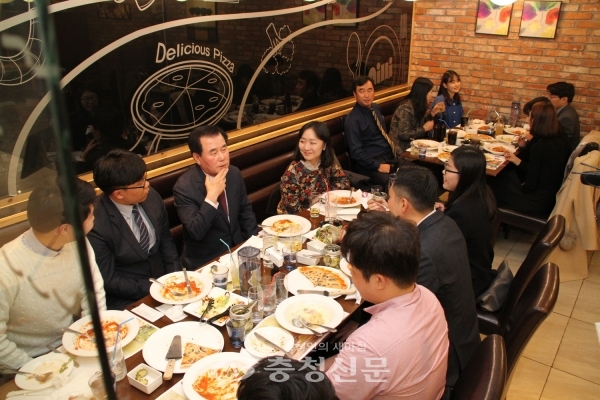 12일 저녁 충남 홍성의 한 식당에서 김지철 충남도교육감이 신규 공무원들과 '공감 데이트'를 진행하고 있다. (사진=도교육청 제공)