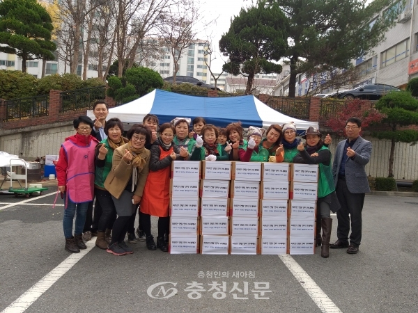 13일 대덕구 목상동 새마을부녀회가 목상동주민센터에서 사랑의 김장을 담았다.