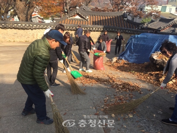 14일 중구 석교동 클린수호천사단이 낙엽이 많이 발생하는 늦가을에 마을 곳곳을 청소하고 있다.