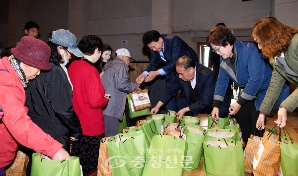 14일 중구 대흥동 주민민센터와 지역사회보장협의체가 중구문화원 뿌리홀에서 두 번째 '100세 건강 식료품 나눔데이'를 하고 있다.