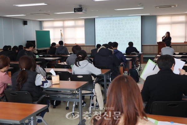 14일 대전맹학교에서 이뤄진 대학수학능력시험 예비소집에서 청각장애학생을 위한 속기지원이 이뤄지고 있다.(사진=대전교육청 제공)