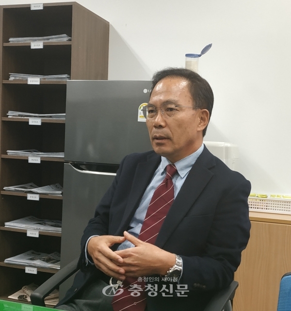 15일 정국교 전 의원이 대전시의회 기자실을 방문해 선거 브로커 사건에 대한 본인의 생각을 말하고 있다. (사진=최홍석 기자)