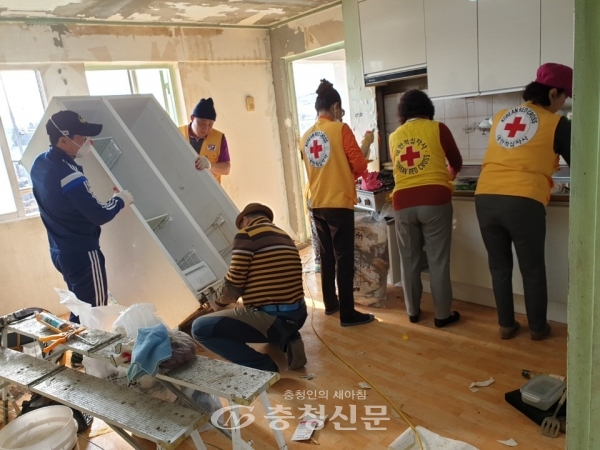집수리 봉사활동 중인 회원들 모습(사진제공=아산시)
