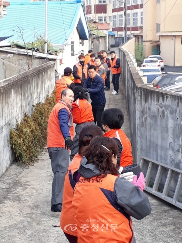 지난 16일 한국타이어 동그라미봉사단이 신탄진동 저소득 가정 등에 배달하고 있다.