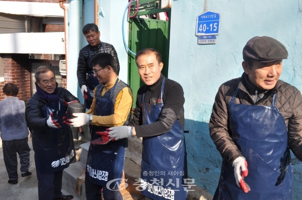 지난 17일 대전시와  대전버스운송사업조합 임직원이 동구 대동에서 사랑의 연탄 나눔 봉사활동을 하고 있다.