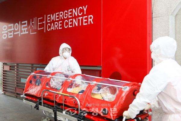 보호장구인 레벨D를 착용한 감염병 대응팀 교직원들이 음압카트를 이용해 메르스 감염 의심환자를 음압격리병실로 이송하고 있다.