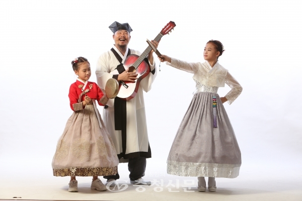福 자선콘서트를 여는 김봉곤 훈장과 두 딸 김도현·김다현.