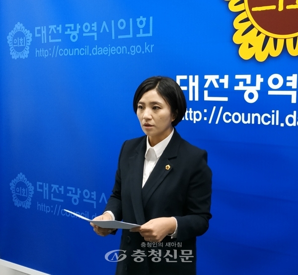 20일 대전시의회 김소연 의원이 기자실에서 지방선거 금품수수 요구 관련 추가 폭로 기자회견을 하고 있다.