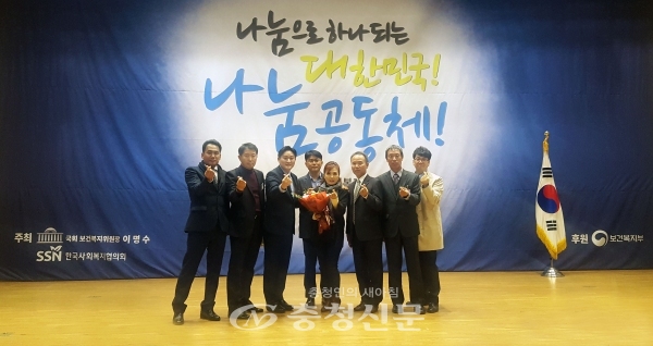 지난 20일 국회의원회관에서 열린 '2018 전국사회복지나눔대회'에서 보건복지부장관 표창을 받은  한국타이어 동그라미봉사단이 기념사진 촬영을 하고 있다. (사진제공=한국타이어)