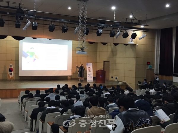 21일 대전충남지방병무청이 천안고등학교에서 수능을 마친 고3생에게 병무설명회를 하고 있다.